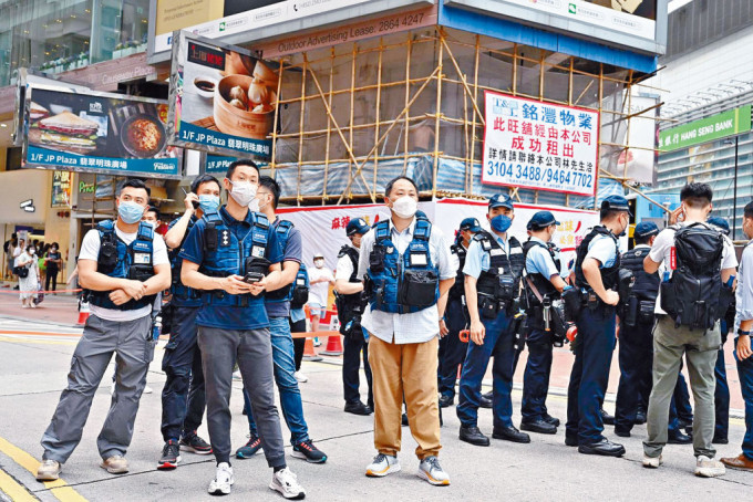 俗稱「藍背心」的警察傳媒聯絡隊，致力協調傳媒採訪與前綫警務人員順利執法。