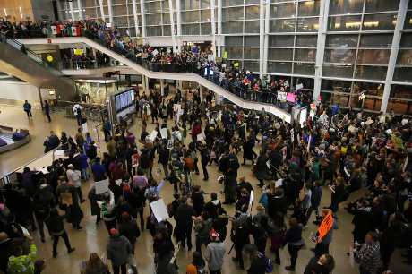 示威者在西雅圖機場抗議。AP