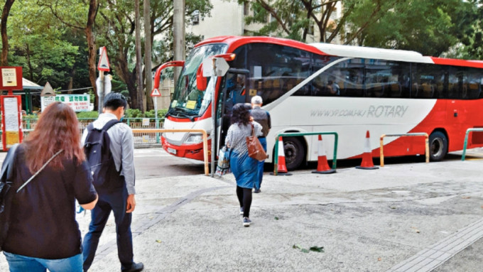 由屋邨居民和巴士公司自組的非專營公共巴士路綫，近年經營愈見艱難，圖中的「NR501」路綫將於十月停運。