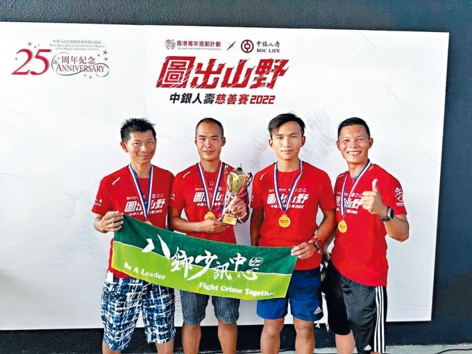 陳葉生及歐嘉榮（左一及左二）在「圖出山野」中銀人壽慈善賽2022勇奪四人隊際冠軍。