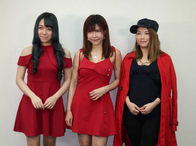 朱紀菲、林安兒與歌手陳卓瑩為手機App合唱主題曲。