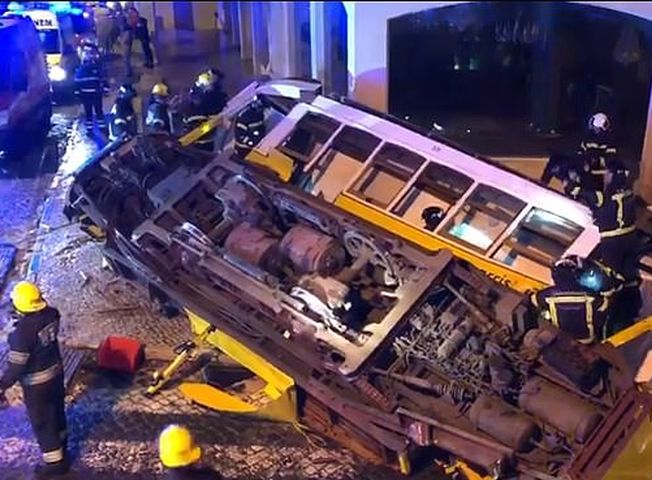 葡萄牙里斯本一架电车出轨翻侧，至少28人受伤。网上图片