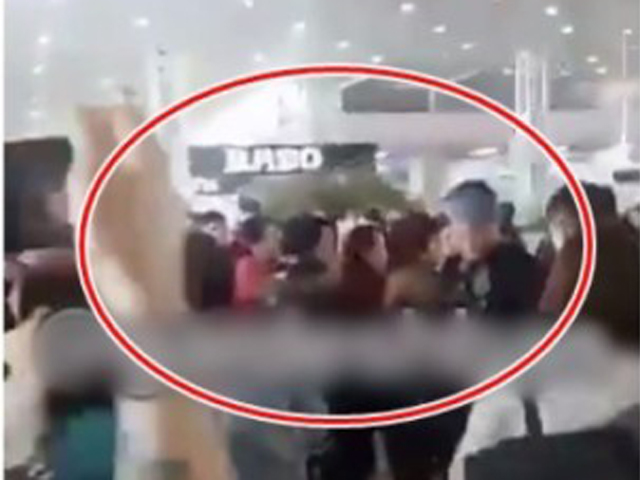 過百名滯留伊朗機場的中國遊客一度不滿，多次高呼「中國」。 網上圖片