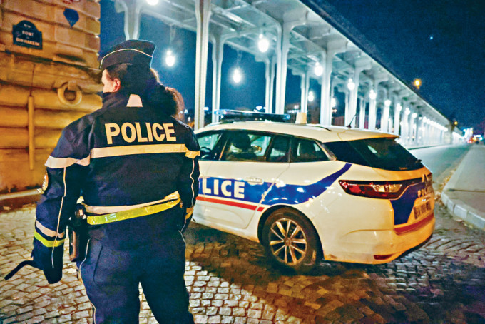 案发地点之一的巴黎比尔哈克姆桥，被警方封锁。