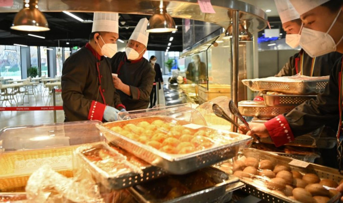 冬奧選手村餐廳推出春節傳統美食。
