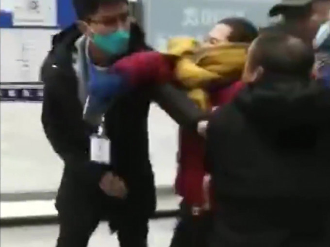 遼寧兩乘客與車站員工發生肢體衝突。