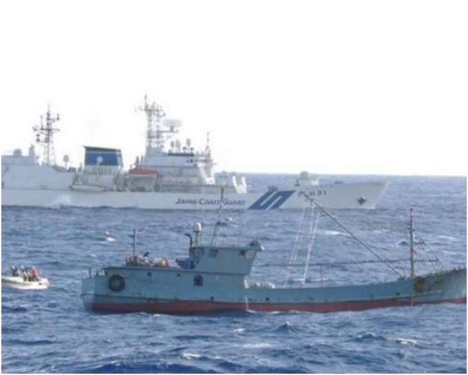 日本海上安保船截停中国渔船(近)。图:横滨海上安保部