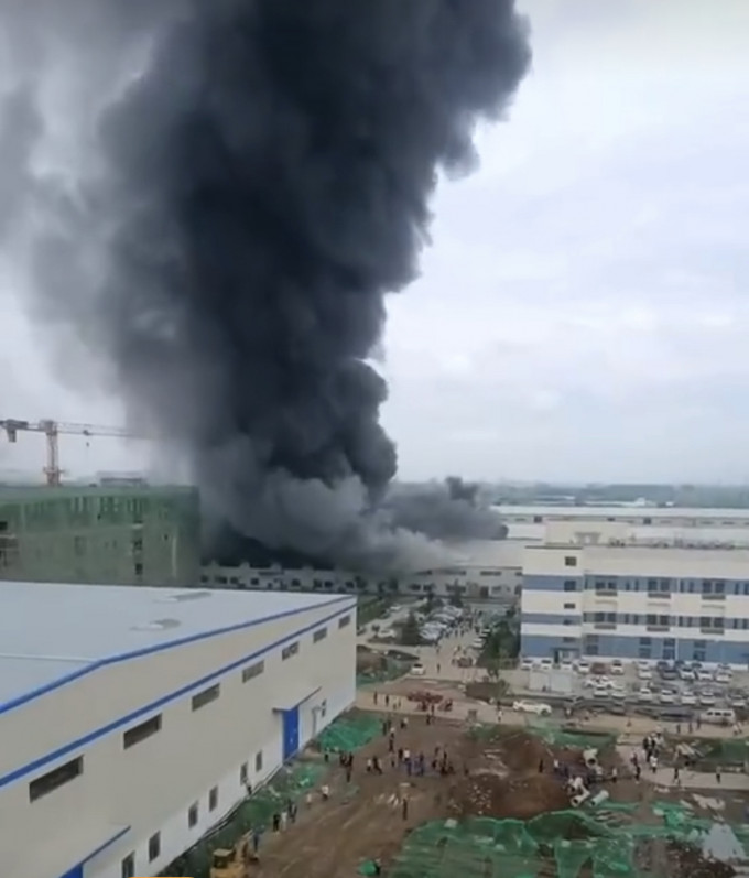 西安比亚迪厂房火灾冒出黑烟。