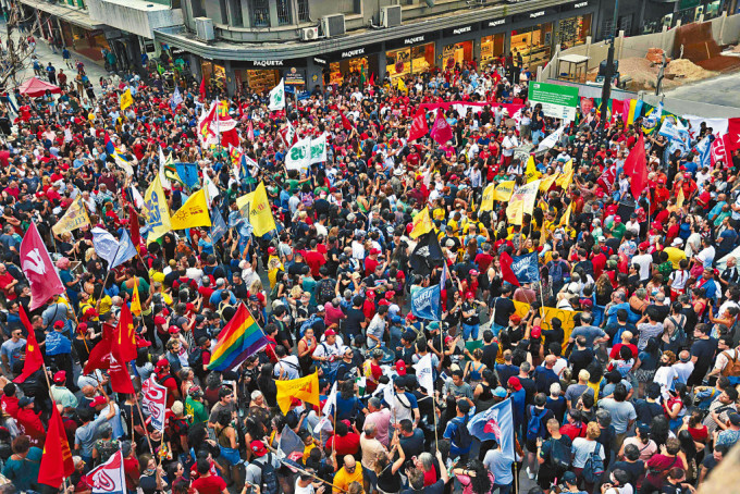 博索纳罗支持者冲击政府机构后翌日，巴西南部阿雷格里港周一有大批民众上街，捍衞国家的民主体制。