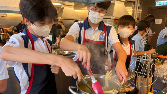 7队制服及青少年团队成员集合在少年厨房，以「一带一路」城市特色菜色为题大显厨艺，争夺小厨神宝座。（保安局FB图片）
