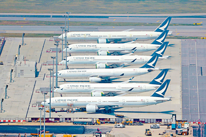 國泰主席賀以禮表示，估計航空業明年下半年復甦。