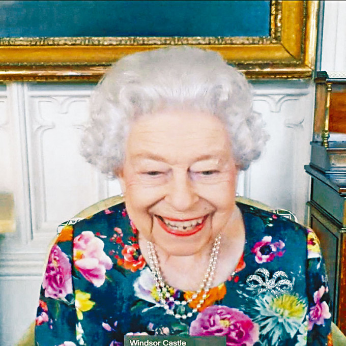 ■英女皇上周四在白金漢宮透過視像與外界聯繫。