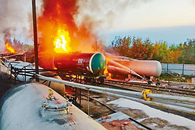 烏克蘭頓涅茨克周二有油庫起火，消防員在油罐車旁滅火。