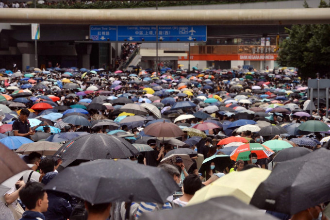 黄色暴雨警告信号生效。资料图片