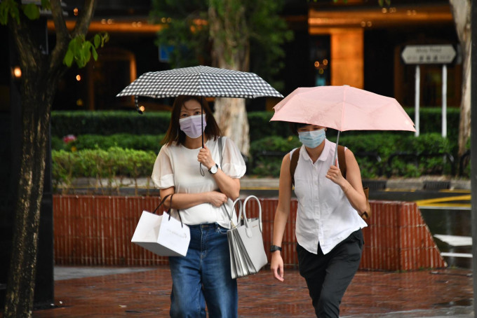 天文台預料本港地區今日大致多雲，局部地區有驟雨。