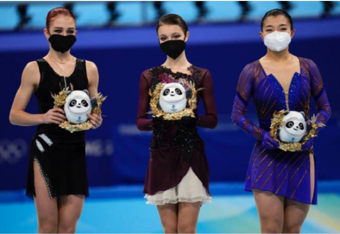 亞軍特魯索娃(左)被拍到左手疑似暗比中指，「千金」謝爾巴科娃(中)奪冠，日本選手阪本花織(右)得季軍笑得最開心。