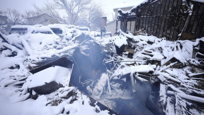 多间焚毁的房屋被积雪覆盖。AP