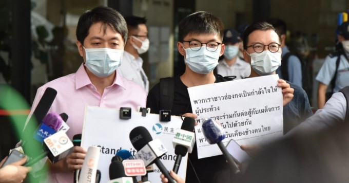 黄之锋（中）及许智峯（左）今日下午到泰国驻港领事馆示威。（黄之锋Patreon图片)