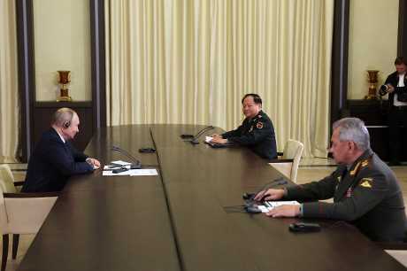 俄總統普京（左）周三在官邸會晤張又俠（右二）。俄防長紹伊古也在席。美聯社