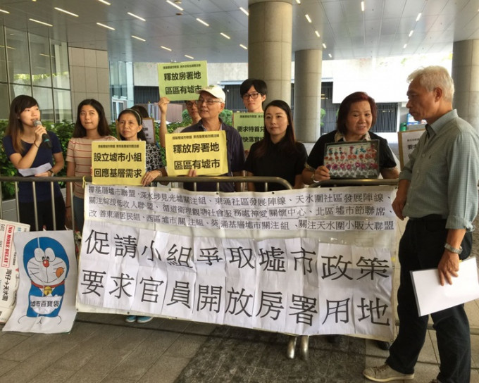 劉小麗連同10多人在立法會外拉起橫額請願。