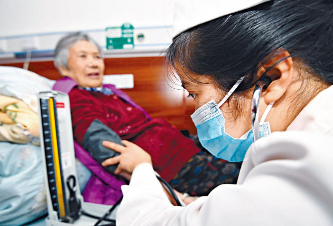 贵阳市南明区一家照料中心，护理人员正在为老人测量血压。