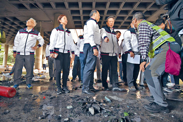 ■理大校董會主席林大輝(左三)、校長滕錦光(左四)率管理層，在校園解封後巡視損毀情況。