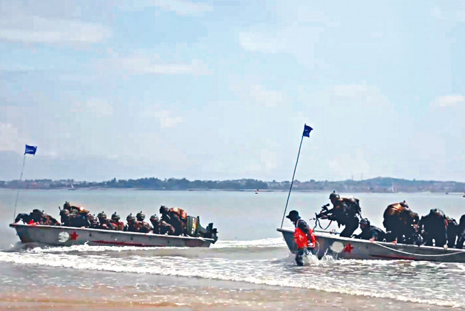 解放军近日在闽南海域进行抢滩演练。