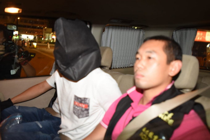 涉案男子晚上被押送到旺角警署。