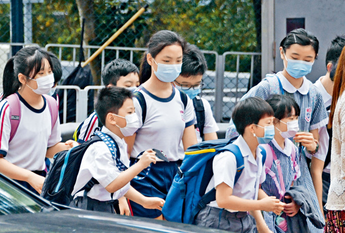 ■教育局经点算中小学实际在学人数后，分别减十五班小一及八班中一。