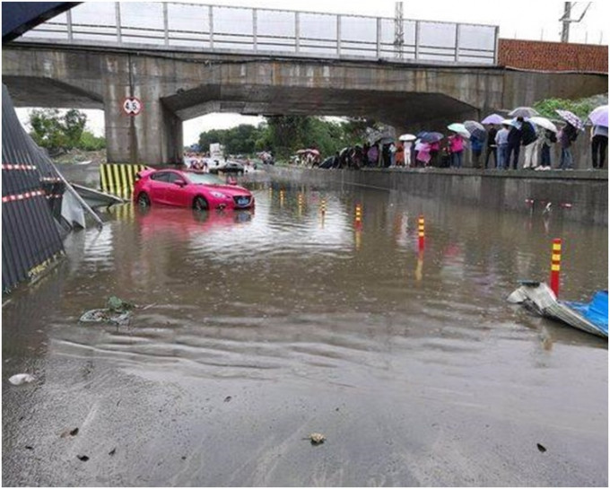 多个地区遭遇强降雨袭击水浸严重。