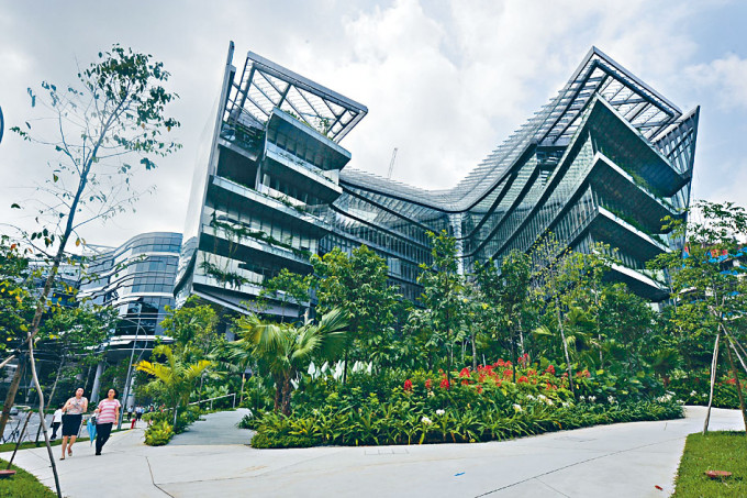 光影魔幻工业自2006年起在新加坡开展业务，2013年迁入一座九层高大楼。