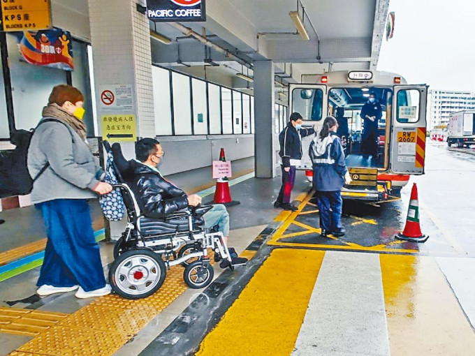 医管局辖下非紧急救护车除接载长期病患，疫情期间亦被安排接载确诊者及密切接触者。