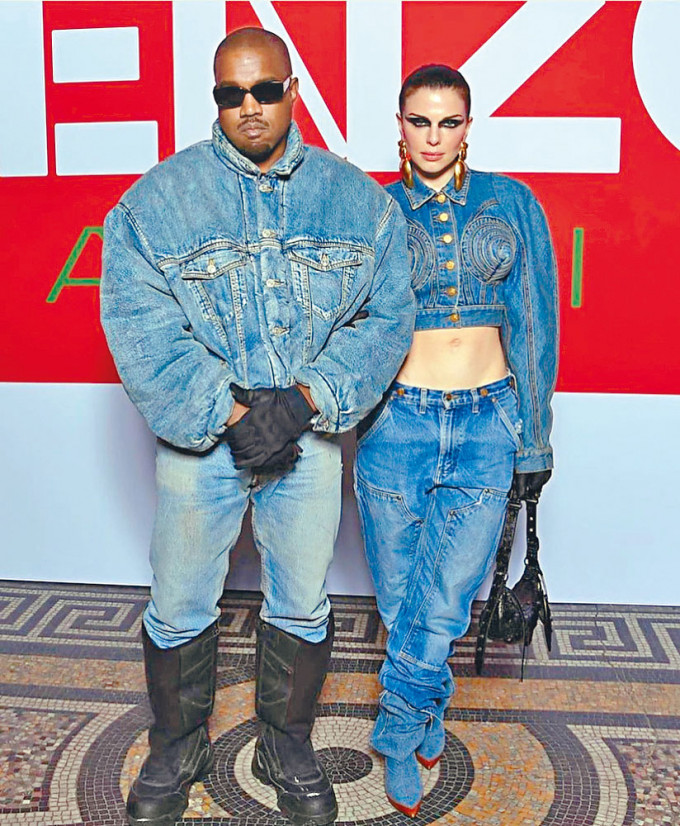 Kanye和Julia是牛仔情侣装出现巴黎时装骚。