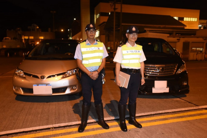 警方打击白牌车行动中，首次拘捕内地司机。徐裕民摄