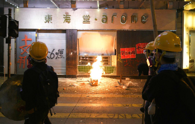 港澳办指，报告叙述的事实充分说明，美国反华势力是香港营商环境的最大破坏者。在美国等外部势力的怂恿支持下，香港反中乱港分子策动2019年「修例风波」并将其演变成黑暴动乱。资料图片