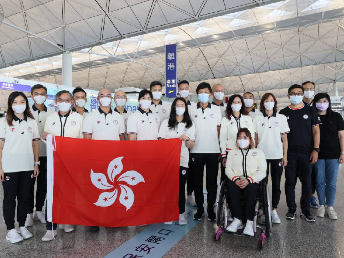 香港射箭隊及輪椅劍擊隊今早出發前往東京，抵達後將進行最後階段備戰。奧委會暨傷殘人士體育協會相片