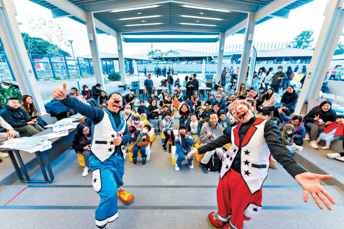 团队跟小丑演员合作到不同地方演绎绘本。
