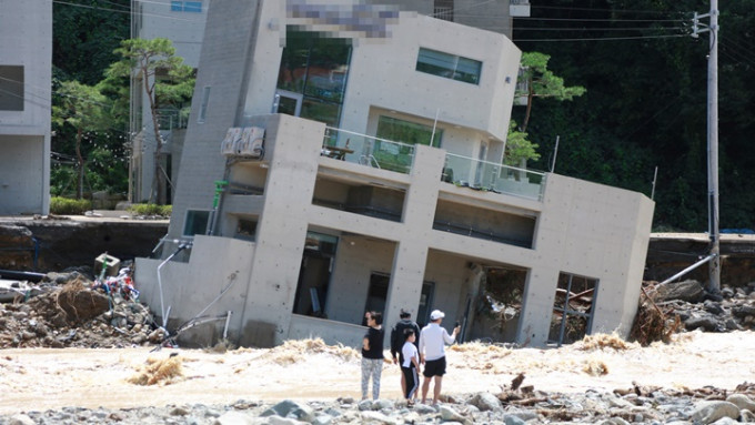 轩岚诺吹袭南韩期间，浦项市有房屋被冲毁。路透社图片