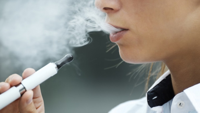 美国CDC研究指全国有250万青少年有吸食电子烟习惯。iStock示意图，非涉事人