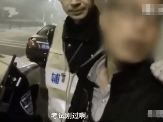 内地一名男子考了9次试才考到车牌，但当晚就因酒驾被吊销车牌。