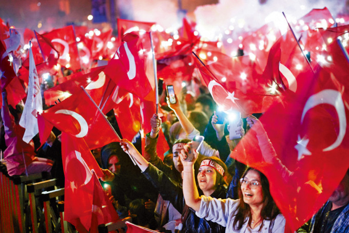 在野共和人民黨贏得第一大城伊斯坦布爾市長選舉，支持者在市政大樓外慶祝。