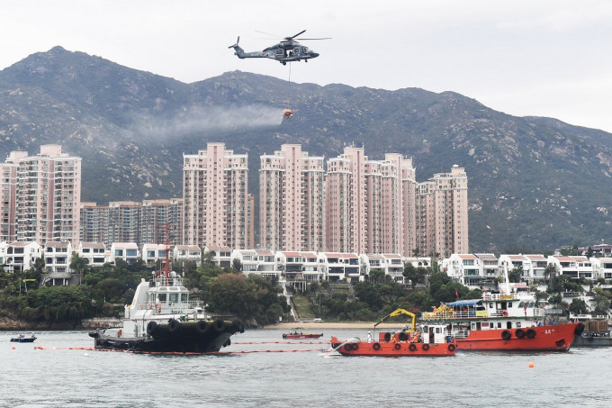 图示油污应变小组清理模拟溢漏在海面的油污，政府飞行服务队及其他应变小组亦到场。新闻处