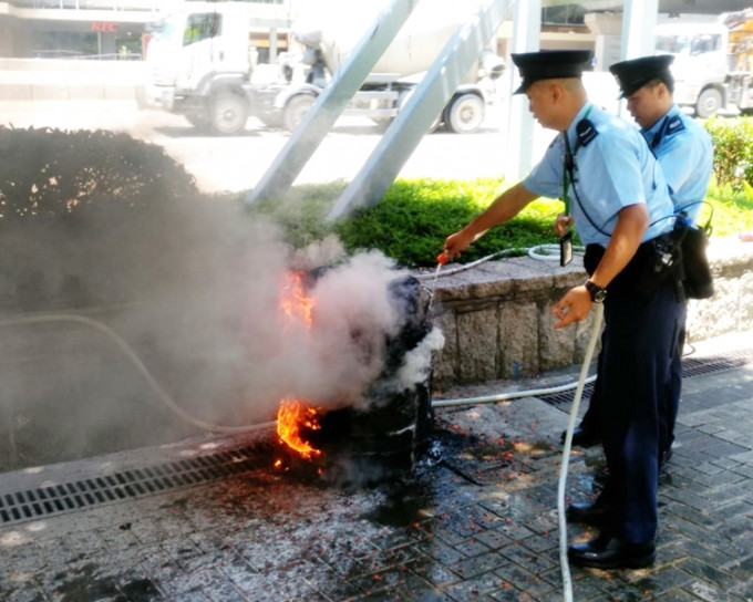 警员用水喉灭火。