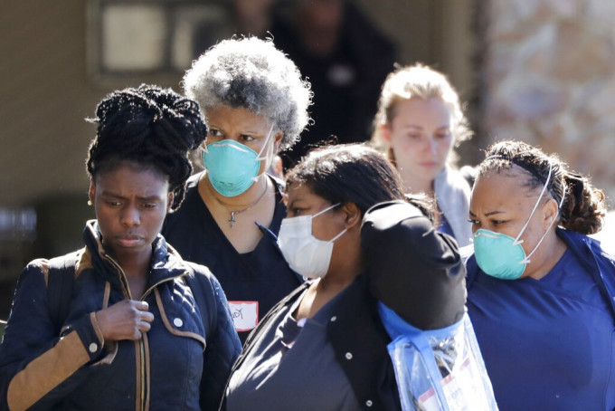 华盛顿州员工离开一所护理中心。AP图片