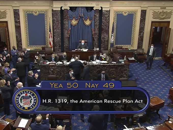 美国参议院以50票对49票通过1.9万亿美元经济救助计画。AP