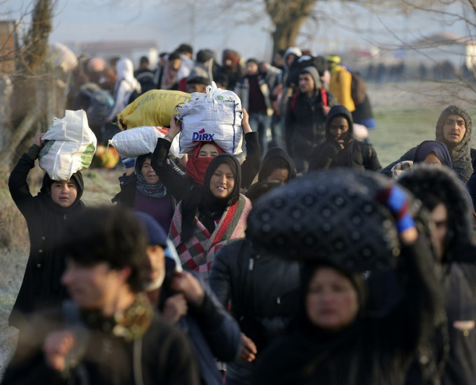 自土耳其開放邊境後，大批難民湧進希臘。AP