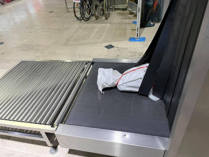 泰國機場一件行李包裹得酷似屍體。香港泰國文化協會圖片