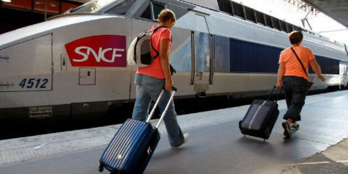 所有公共卫生人员可免费搭乘法国国铁。 AP