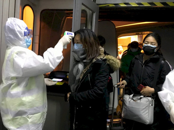 韩国31名旅客在隔离期间所交出的护照被防疫人员误以为是垃圾销毁。美联社图片