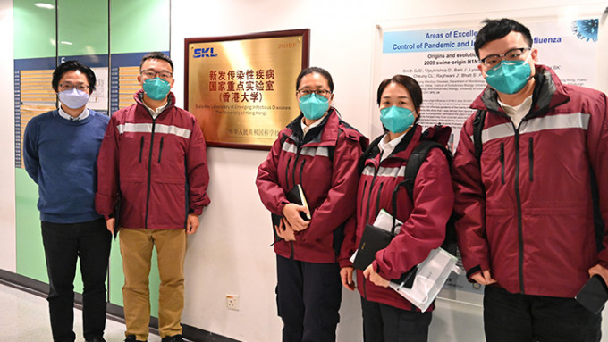 内地流行病学专家团与衞生署代表今早到访香港大学公共衞生学院。